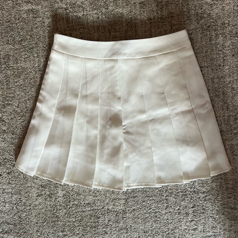 White pleaded mini skirt